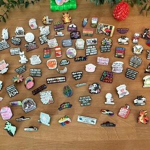 Pin de disfunción ejecutiva | Pin esmaltado divertido sobre TDAH | Pin de meme neurodivergente | Regalo para personas con disfunción ejecutiva | Pin de humor sobre salud mental imagen 8
