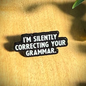 ADHS Humor Emaille Pin Sprache | I'm Silently Correcting Your Grammar Anstecker | Grammatik Nerd Badge | Buchliebhaber Geschenk | ADHD