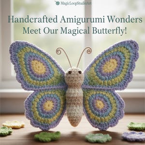 Può includere: Una farfalla amigurumi fatta a mano, con un corpo in filato beige e bianco e grandi ali nei toni del blu, giallo e verde. Il testo recita: Handcrafted Amigurumi Wonders Meet Our Magical Butterfly!