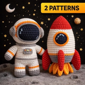 Puede incluir: Conjunto de astronauta y cohete de ganchillo. El astronauta lleva un traje espacial blanco con detalles en naranja y gris. El cohete es blanco con detalles en rojo, naranja y gris. El fondo es una escena de noche estrellada con una luna.