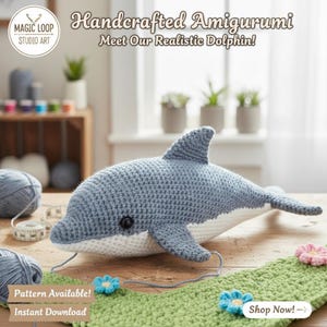Op de afbeelding: Een handgemaakte amigurumi dolfijn, gehaakt in grijstinten en wit. De dolfijn heeft een rugvin en vinnen. De afbeelding bevat de tekst "Handcrafted Amigurumi Meet Our Realistic Dolphin!" en "Pattern Available! Instant Download".