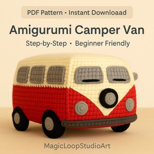 Könnte beinhalten: Ein gehäkelter Amigurumi-Campervan in Rot, Creme und Grau. Der Van hat schwarze Räder, graue Fenster und ein schwarzes Reserverad. Der Text "PDF Pattern • Instant Download" und "Amigurumi Camper Van" sind sichtbar.