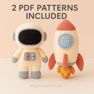 以下が含まれることがあります： クリーム色、グレー、オレンジ、青色の、かぎ針編みで作られた宇宙飛行士の人形とロケット。宇宙飛行士は黒いバイザーとグレーのアクセントがあります。ロケットはオレンジ色のフィンと青い窓があります。テキストは「2 PDF PATTERNS INCLUDED」と書かれています。