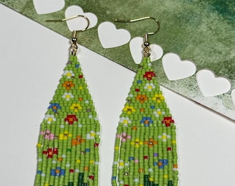 Boucles d’oreilles en perles vertes – Inspiration jardin et fleurs sauvages, bijou fait main