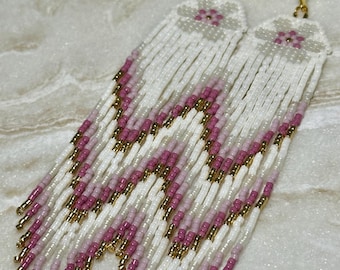 Weiß Rosa Perlen Tribal Ohrringe, Boho Fransen Design, handgemachter Damenschmuck