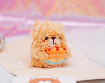 Tarjeta de cumpleaños desplegable 3D con forma de oso de peluche con un pastel. Bonita felicitación con sobre y mensaje. Regalo de cumpleaños único.