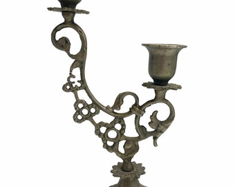 Candelabro vintage a due bracci, portacandele decorativo in metallo, candeliere in stile antico, decorazione classica per la tavola, centrotavola ornato per la scrivania.
