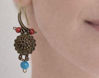 Orecchini vintage autentici, realizzati a mano, con dettagli in perline turchesi e rosse in lega metallica, orecchini pendenti in stile boho antico.