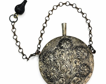 Fiaschetta vintage in metallo realizzata a mano, bellissima bottiglia in ottone con incisioni floreali, decanter antico con tappo a catena, oggetto d'arte unico da collezione, oggetto decorativo