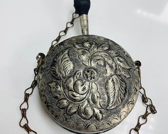 Fiaschetta vintage in metallo realizzata a mano, bellissima bottiglia in ottone con incisioni floreali, decanter antico con tappo a catena, oggetto d'arte unico da collezione, oggetto decorativo