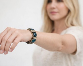 Bracciale vintage in pelle con pietra turchese, bracciale boho artigianale, gioiello con ornamento in metallo e pietra ovale, accessorio retrò da donna