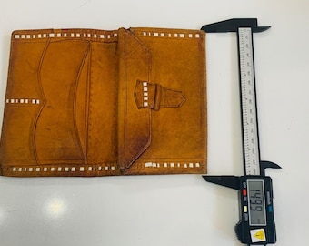 Raro portafoglio antico in pelle goffrata dei primi del '900, portadocumenti europeo fatto a mano, raccoglitore vintage in stile arte popolare medievale, regalo unico da collezione