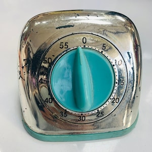 Temporizador de cocina mecánico vintage, reloj retro cromado de 60 minutos, perilla decorativa turquesa, utensilio de cocina de mediados de siglo, artículo de regalo único para el hogar.
