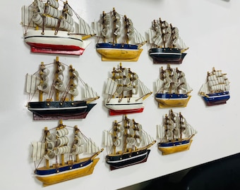 Mini set di barche a vela fatte a mano, decorazioni nautiche in legno, modellino di nave vintage anni '90, decorazione da spiaggia costiera, regalo marittimo per lui, piccolo lotto di imbarcazioni