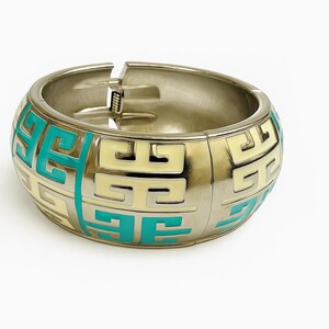 Turkos grekisk nyckelarmband, krämfärgad emaljmanschett, brett gångjärnsarmband, vintage 90-talssmycken, art déco geometrisk present, grovt metallarmband