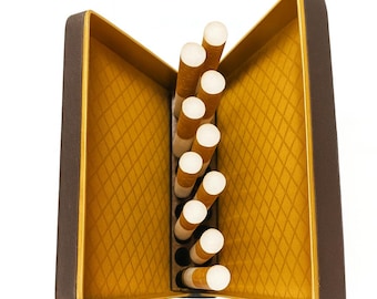 Distributore di sigarette in pelle vintage anni '40, custodia automatica a scomparsa, scatola di tabacco retrò, accessorio antico per fumatori, regalo da collezione di metà secolo