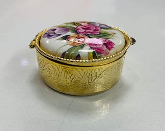 Vintage gravierte Messingpillenbox mit floralen Schriftrollen, kleine runde Schmuckschatulle für Ringe, verzierte viktorianische Schmuckschatulle aus Goldton