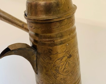 Antica caffettiera turca, cezve in ottone martellato a mano dei primi del '900, con lungo manico per le braci, decorazione da cucina in stile ottomano rustico.