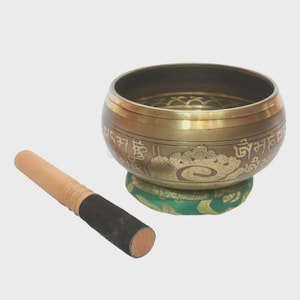 Golden 5.5&#39;&#39; Tibetan Singing Bowl – Hand Hammered Meditation Bowl from Nepal for Yoga, Chakra Healing & Sound Therapy