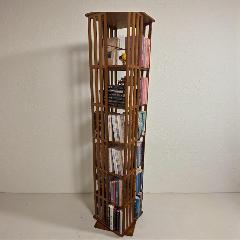 Puede incluir: Un letrero de madera hecho a mano con la palabra "Bienvenido" en una fuente juguetona. El letrero est&aacute; pintado de blanco con un acabado envejecido y presenta un dise&ntilde;o floral en tonos rosas y verdes. Mide aproximadamente 30 cm de ancho.