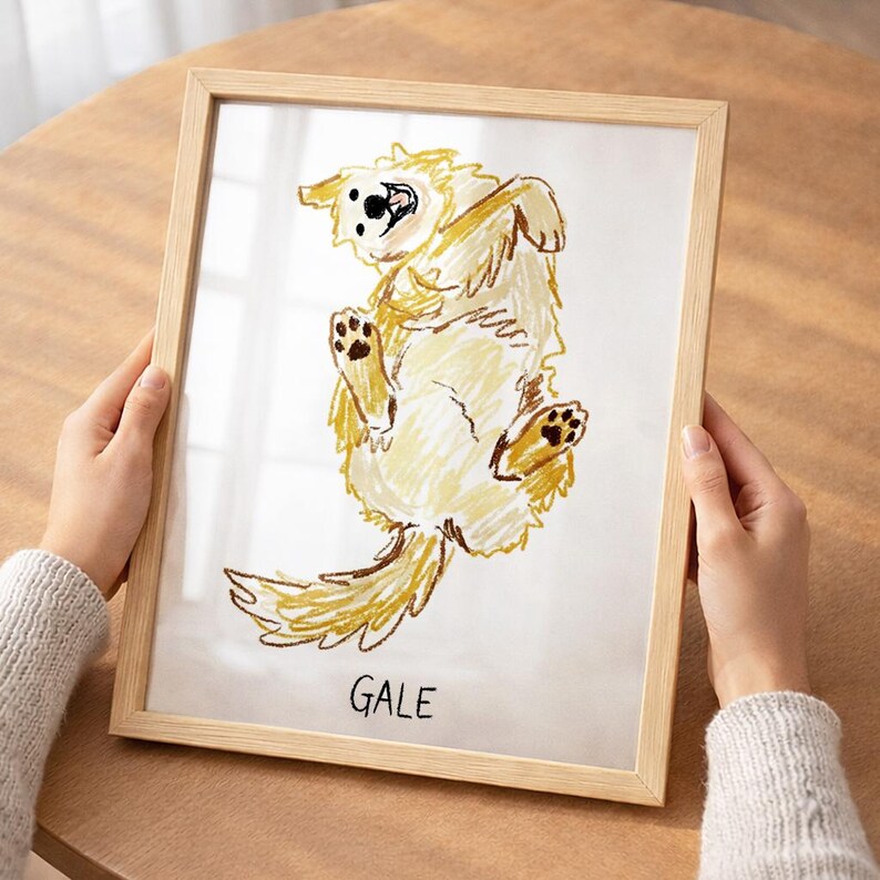 Puede incluir: Dibujo enmarcado de un perro golden retriever en una pose juguetona, con el nombre "GALE" escrito debajo. La obra de arte est&aacute; en tonos amarillos y marrones, enmarcada en madera clara.