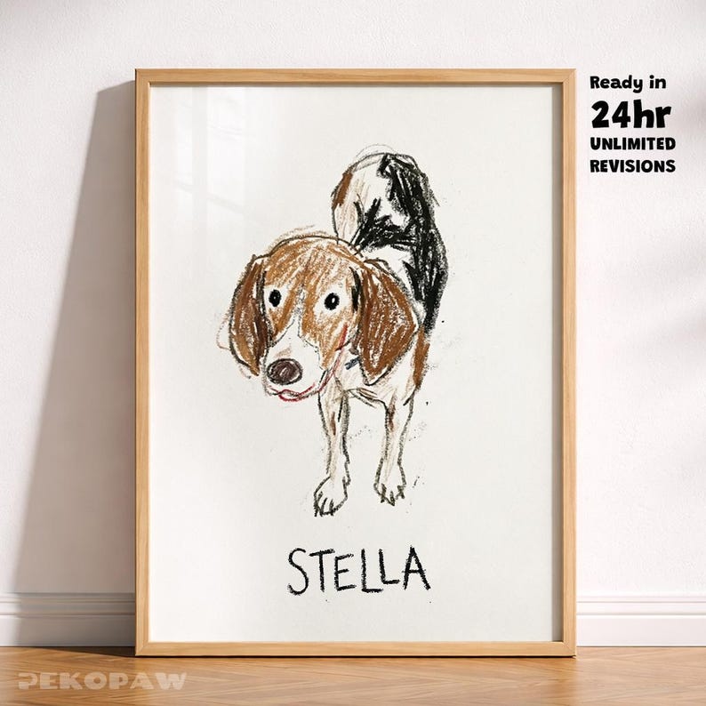 Puede incluir: Un boceto a l&aacute;piz enmarcado de un perro con pelaje marr&oacute;n y blanco, y el nombre "STELLA" escrito debajo. La obra de arte est&aacute; en un marco de madera clara. El texto en la parte superior derecha dice "Ready in 24hr" y "UNLIMITED REVISIONS".