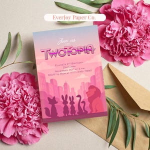 Könnte beinhalten: Eine rosa-lila Einladung für eine Geburtstagsfeier mit dem Text "TWOTOPIA". Die Einladung enthält die Veranstaltungsdetails: Elaines 2. Geburtstag in Zootampa am 30. November um 14:00 Uhr. Die Einladung zeigt Tiersilhouetten.