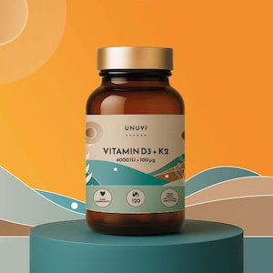 Op de afbeelding: Een bruine glazen fles met een gouden deksel, met het opschrift "UNUVI VITAMIN D3 + K2 4000 IE + 100 µg." Het etiket bevat ook tekst over pure ingrediënten en geen kunstmatige toevoegingen. De fles staat op een turquoise voetstuk tegen een oranje achtergrond.