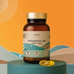 Può includere: Una bottiglia di vetro marrone con coperchio dorato, etichettata "UNUVI Vitamin D3 + K2 4000 UI + 100 µg." La bottiglia contiene 60 capsule molli. Tre capsule molli gialle sono davanti alla bottiglia. Lo sfondo è arancione e verde acqua.