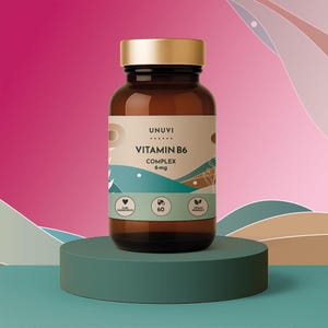 Pode incluir: Uma garrafa de vidro castanho com tampa dourada, rotulada "UNUVI VITAMIN B6 COMPLEX 6 mg." O rótulo também indica "Ingredientes puros", "60" e "Produto vegano". A garrafa está sobre uma plataforma cilíndrica verde-azulado contra um fundo rosa e bege.