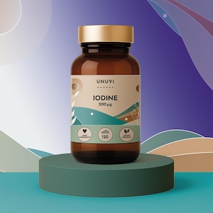 Op de afbeelding: Een bruine glazen fles met een gouden dop, met het opschrift "UNUVI IODINE 200 µg." Het etiket geeft ook "Pure Ingrediënten", "120" en "Vegan Product" aan. De fles staat op een cilindrisch platform in de kleur teal.