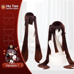 Puede incluir: Una peluca marrón con largas coletas fluidas, exhibida en una cabeza de maniquí. La peluca tiene una base marrón oscuro que se desvanece a un marrón más claro en los extremos. La imagen incluye el texto "Hu Tao Genshin Impact" y "Version 1 >".