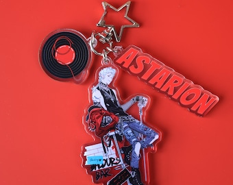 Brelok akrylowy BG3 Astarion. Idealny do plecaków i kluczy. Wytrzymały i żywy design. Wyeksponuj charyzmatycznego BG3 Astariona dzięki temu akrylowemu.