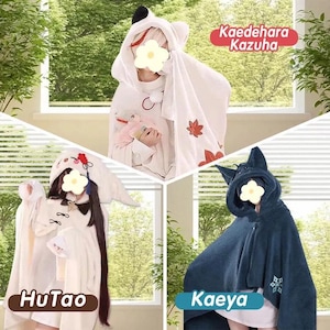 Könnte beinhalten: Drei Kapuzenmäntel mit den Namen der Charaktere: Kaedehara Kazuha, HuTao und Kaeya. Der Kaedehara Kazuha-Umhang ist weiß mit roten Akzenten und einem Ahornblatt-Design. Der HuTao-Umhang ist weiß mit schwarzen Akzenten. Der Kaeya-Umhang ist dunkelblau.