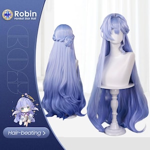 Puede incluir: Una peluca larga de color azul claro con un degradado a un azul más oscuro en los extremos, exhibida en una cabeza de maniquí. La peluca presenta un recogido trenzado y mechones largos y fluidos. La imagen incluye el texto "Robin Honkai Star Rail" y "Hair-beating >".