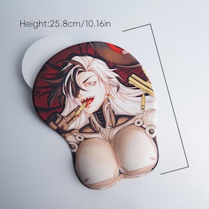 Może przedstawiać: Ergonomiczna podkładka pod mysz z podpórką pod nadgarstek, z ilustracją w stylu anime. Projekt zawiera postać z białymi i czarnymi włosami, czerwonym tłem i złotymi akcentami. Podkładka ma około 25,8 cm wysokości.