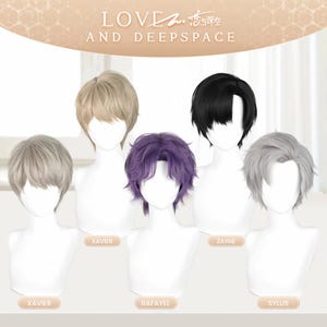 Puede incluir: Cinco pelucas de varios colores y estilos, incluyendo rubio, negro, morado y gris, exhibidas en cabezas de maniquí blancas. El texto "LOVE AND DEEPSPACE" está en la parte superior, con los nombres de los personajes debajo.