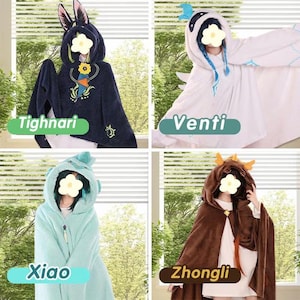Peut inclure: Quatre capes à capuche, chacune avec un design unique et le nom du personnage : Tighnari, Venti, Xiao et Zhongli. Les capes sont de couleur marine, blanche, bleu clair et marron, avec des capuches assorties et des détails spécifiques aux personnages. Les capes sont en matière douce.