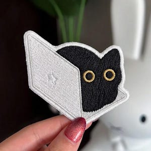 Black Cat Working Laptop Loafing geborduurde patch, leuke gekke grappige geborduurde patches, opstrijkbaar, aannaai, klittenband