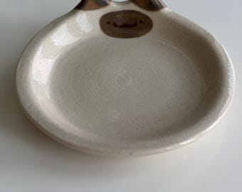 Tigela para gato em cerâmica artesanal cinza e branca estilo ragdol. Pode ser lavada na lava-louças e é segura para alimentos. Tigela para gato pintada à mão.