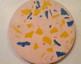 Sous verre rond en jesmonite rose terrazzo jaune et bleu