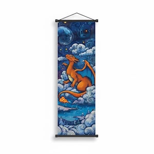 Könnte beinhalten: Ein Wandbehang mit einem orangefarbenen Drachen in einer Nachtszene. Der Drache sitzt auf flauschigen weißen Wolken, mit einem blauen und violetten Sternenhimmel im Hintergrund. Der Behang hat eine schwarze Aufhängestange.