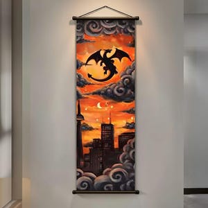 Puede incluir: Un tapiz vertical que presenta una silueta de dragón contra un cielo anaranjado al atardecer. La obra de arte incluye un paisaje urbano, nubes y una luna creciente. El dragón está centrado sobre la ciudad.