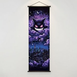 Puede incluir: Un rollo de pared vertical con una ilustración púrpura y negra de un personaje Gengar que emerge de nubes púrpuras sobre un horizonte urbano. La obra de arte incluye una luna creciente y estrellas.