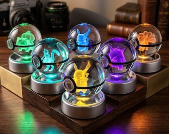 Lampada notturna a forma di Poké Ball di cristallo, sfera di cristallo a LED incisa al laser 3D Pokémon