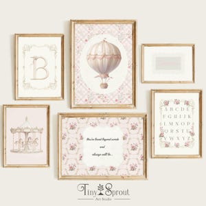 Puede incluir: Una colección de láminas artísticas enmarcadas con una estética vintage. Las láminas presentan un globo aerostático, un carrusel, un alfabeto y patrones florales en tonos rosa y crema. Una lámina incluye el texto "You're loved beyond words and always will be..."