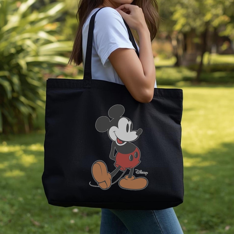 Puede incluir: Un letrero de madera hecho a mano con la palabra "Bienvenido" en una fuente juguetona. El letrero presenta un fondo blanco desgastado y un marco marr&oacute;n oscuro, perfecto para una puerta de entrada o recibidor.