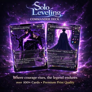 Puede incluir: Dos cartas coleccionables del "Solo Leveling" Commander Deck, con ilustraciones en morado oscuro y negro. Una carta se titula "Ashborn Awakening" y la otra "System Interface". También se ve el texto "Where courage rises, the legend endures".