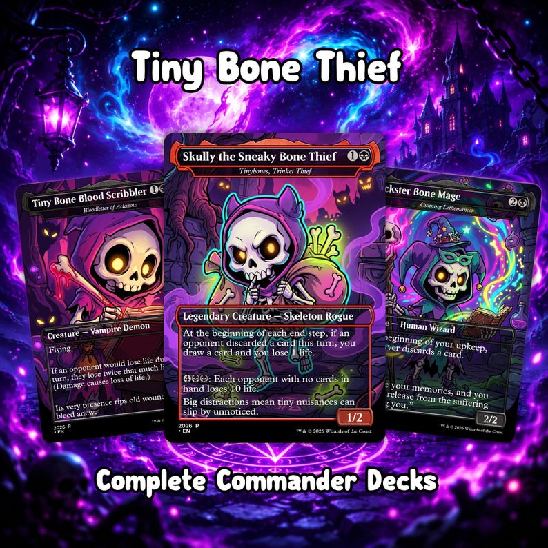 以下が含まれることがあります： スケルトンキャラクターが描かれたファンタジーのトレーディングカード3枚。「Tiny Bone Thief」と「Complete Commander Decks」の文字が表示されています。カードは紫と黒の背景で、様々なポーズのキャラクターが描かれています。