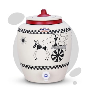 以下が含まれることがあります： 赤色の蓋とアクセントが付いた白いセラミックウォータークーラー。 クーラーは、黒と白のチェック柄と、馬車の手描きのイラストが特徴です。 「MITTI COOL」の文字が見えます。